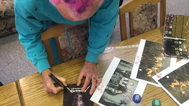 Policías bielorrusos confunden a Red Hot Chili Peppers con Metallica