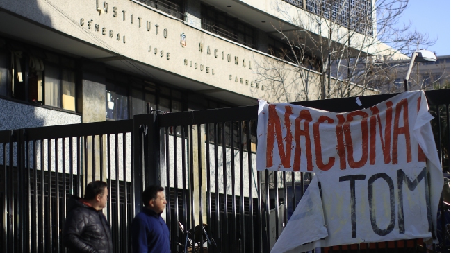 Toma del Instituto Nacional: Rector se reunió con los apoderados para evaluar la situación