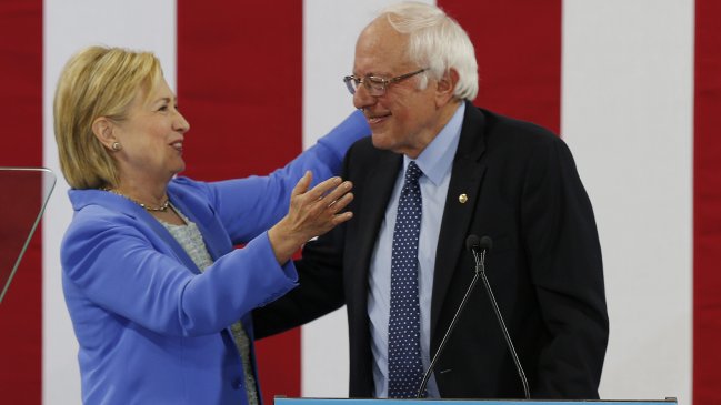 Sanders da su respaldo oficial a Clinton tras más de un mes de resistencia