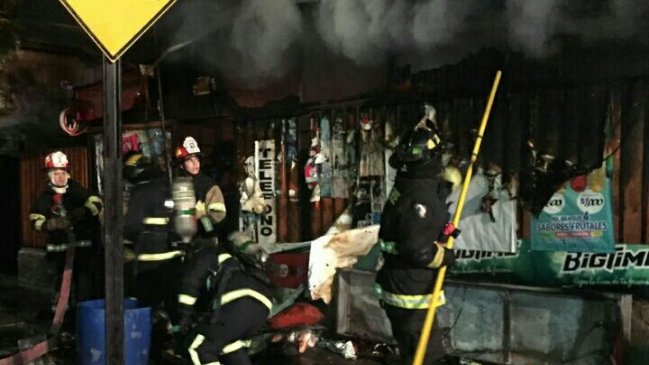 Incendio en destruyó dos viviendas en Quilicura