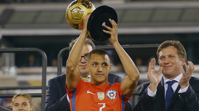 Alexis Sánchez exhibió trofeos de la Copa América en Tocopilla