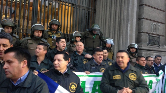 Gendarmes intentaron encadenarse al Ministerio de Justicia
