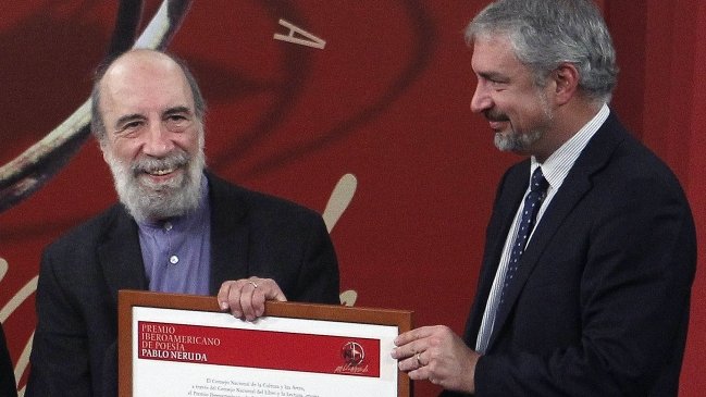 Raúl Zurita recibió Premio de Poesía Pablo Neruda