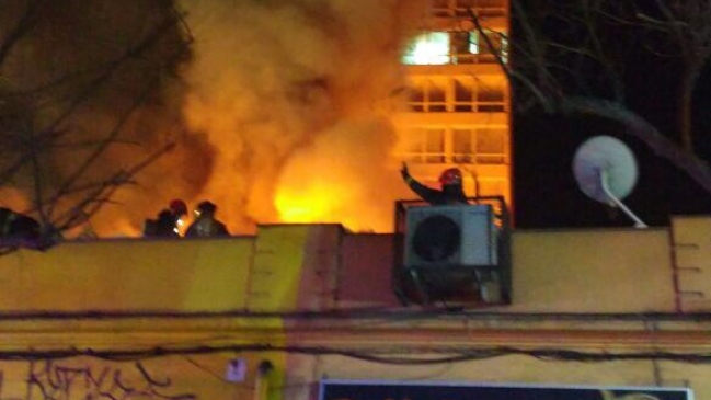 Bomberos controló incendio en locales comerciales en el centro de Santiago