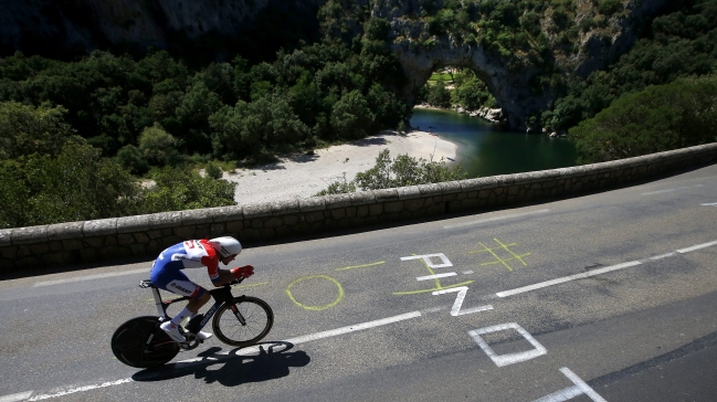 Dumoulin vuela en la contrarreloj y Froome sigue de amarillo