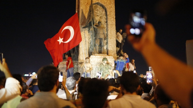 El gobierno turco da por fracasado el golpe pero siguen los combates