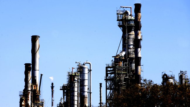 Trabajadores cerraron paso de refinería de ENAP en protesta por despidos en Hualpén