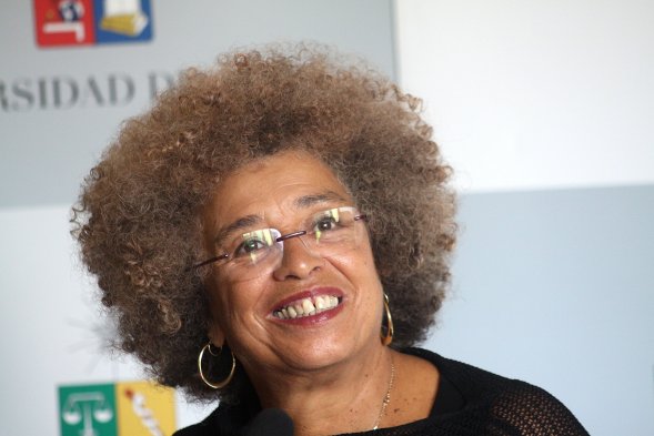 Angela Davis: El capitalismo ha dañado a Chile
