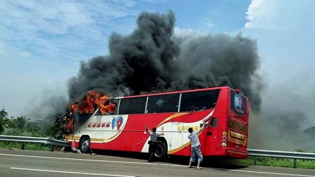 Al menos 26 muertos al incendiarse bus de turistas chinos en Taiwán