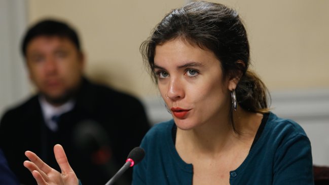 Camila Vallejo criticó que reforma mantenga CAE en instituciones sin gratuidad