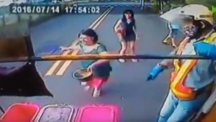   Esforzada mujer quiso alcanzar un camión y se convirtió en viral 