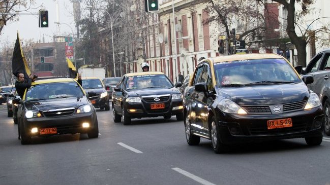 La nueva protesta de los taxistas en Santiago contra Uber