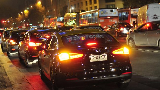 Taxistas realizaron nueva caravana para manifestarse contra aplicación Uber