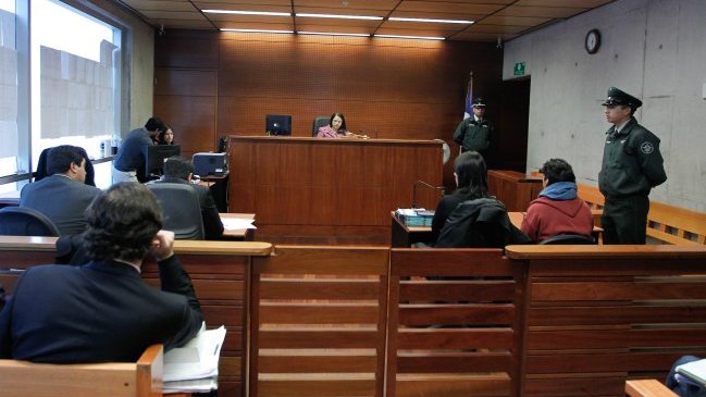 Sorprenden a joven con 20 bombas molotov en tribunal de La Serena