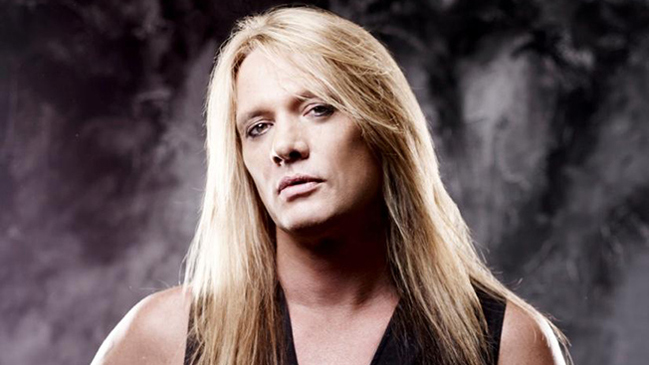 Sebastian Bach agendó show en el Teatro Cariola
