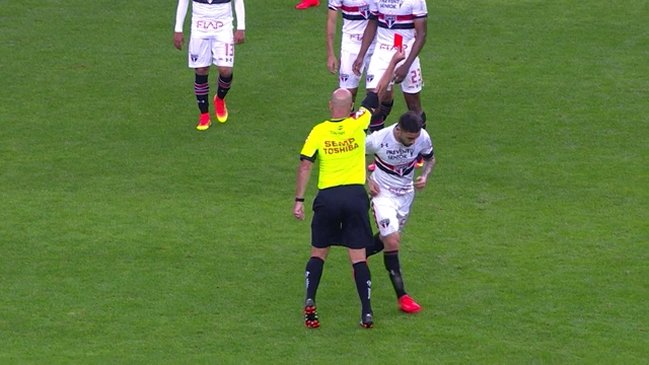 Eugenio Mena fue expulsado en derrota de Sao Paulo ante Gremio