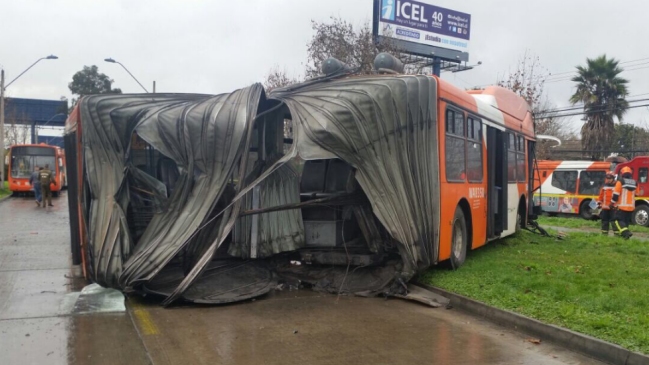 Bus del Transantiago se partió por la mitad tras accidente
