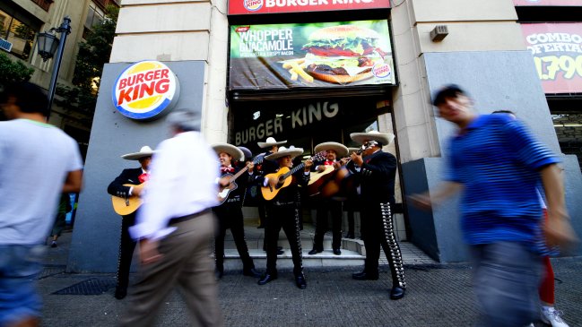Minsal prohibió a Burger King regalar juguetes junto a menú infantil