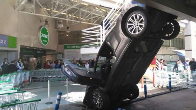 Auto cayó desde estacionamiento de supermercado
