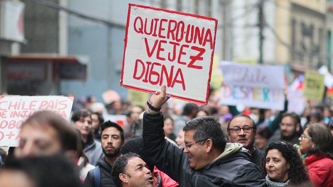 Doctor en Economía: Si todos se cambian al fondo E, las AFP quiebran