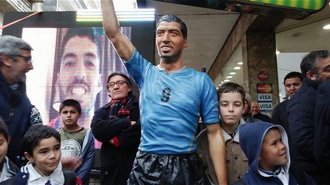 Luis Suárez tiene estatua a tamaño real en su localidad natal