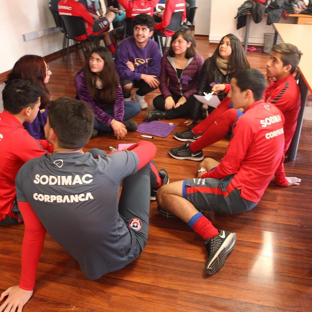 Selecciones juveniles de fútbol participan en talleres de educación sexual