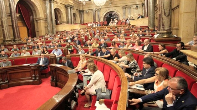 Independentistas catalanes impulsan secesión mientras España busca gobierno