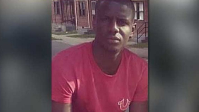 Retiran cargos contra tres policías por la muerte de un joven afroamericano en EEUU