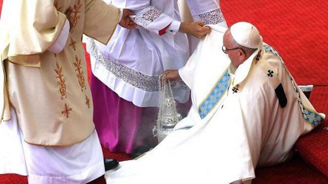 Portavoz vaticano aseguró que el papa no se hizo daño tras caída en Polonia