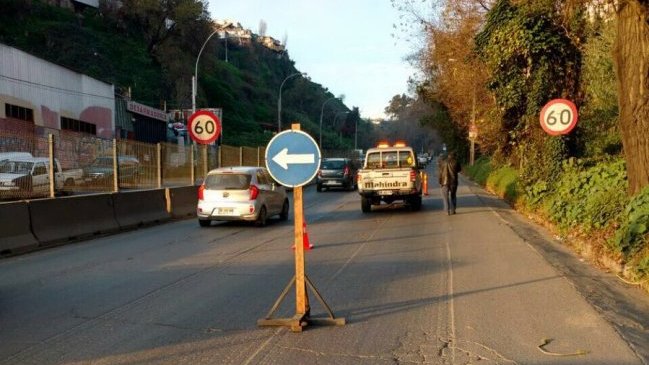 Hundimiento obligó a cierre de una pista de la avenida Santos Ossa en Valparaíso