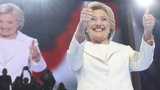 Hillary Clinton aceptó la nominación demócrata con dardos directos a Trump
