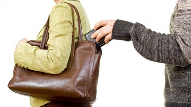 Chilenos fueron detenidos en EE.UU. por robo a mujer en tienda de Nueva York