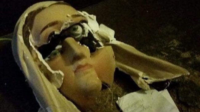 Sujetos destruyen imágenes religiosas en Catedral de Melipilla
