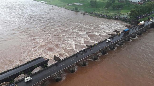 Al menos 22 desaparecidos tras colapso de un puente por inundaciones en India