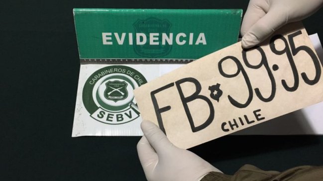 Joven fue descubierto manejando un vehículo con patente de cartón