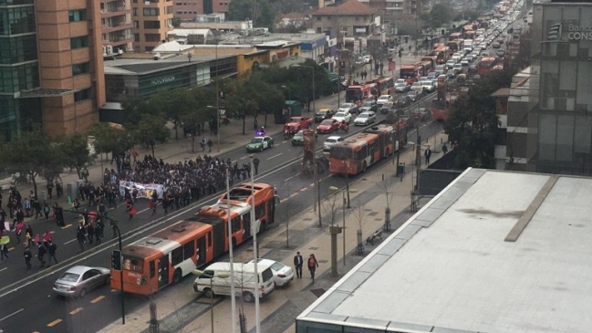 Marcha de secundarios no autorizada generó congestión en Las Condes