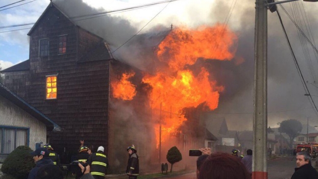 Chiloé: Incendio destruyó viviendas patrimoniales en Curaco de Vélez