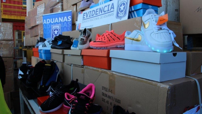 Aduanas detectó cargamento de 10 mil zapatillas falsificadas en puerto de San Antonio