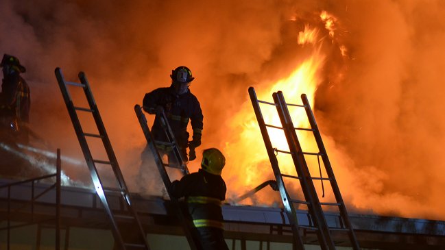 Incendio destruyó panadería de Conchalí