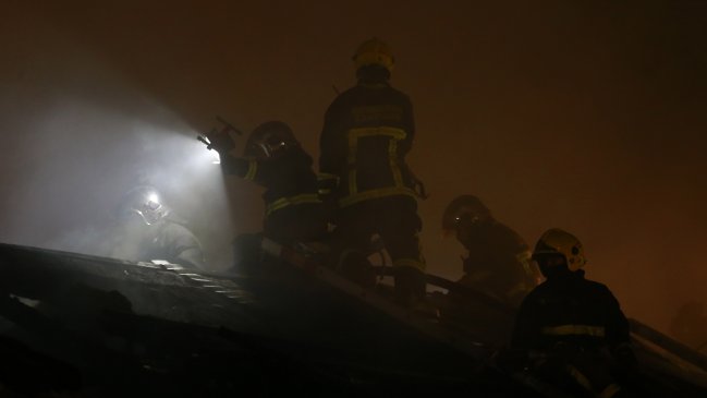 Hombre falleció asfixiado en incendio a su casa en Cerro Navia
