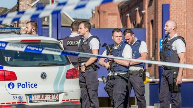 Hombre que atacó a policías con machete en Bélgica estaba fichado por delitos comunes