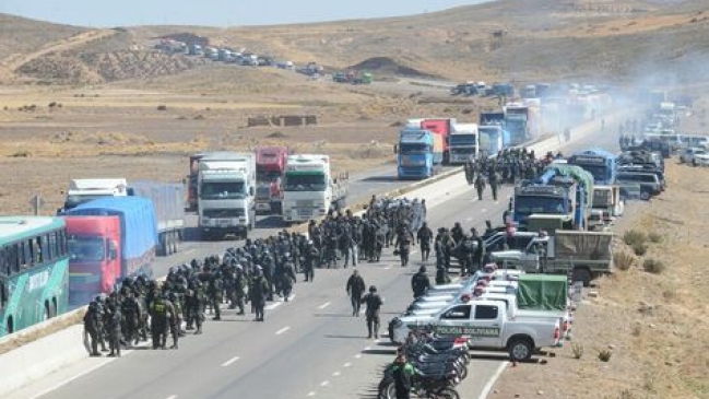 Mineros bolivianos liberaron a 40 policías retenidos durante desbloqueo de ruta