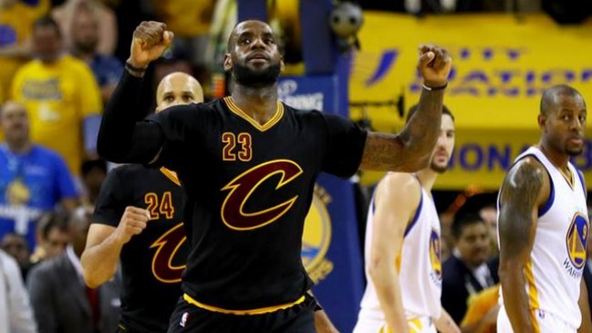 LeBron James firmó por los Cleveland Cavaliers por tres temporadas