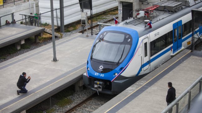 Detienen a dos sujetos por rayar metro de Valparaíso