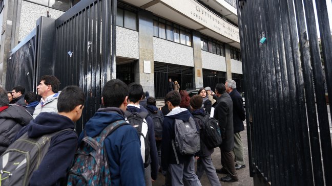 Providencia y Santiago apuntan al diálogo para evitar fuga desde liceos emblemáticos