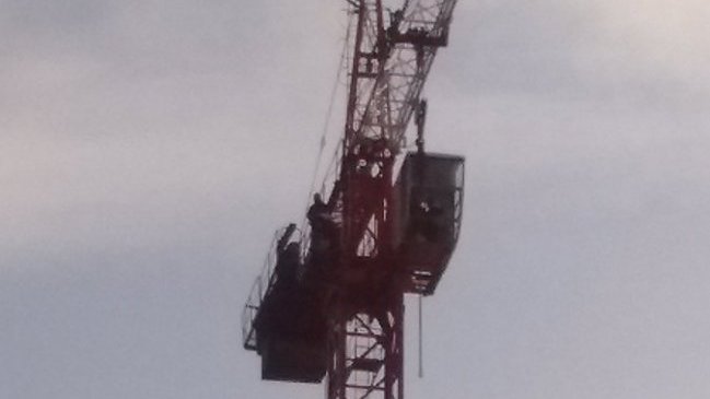 Trabajador se subió a una grúa para exigir el pago de su sueldo