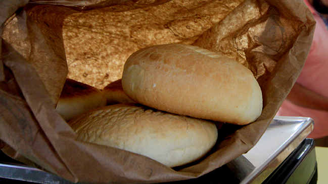 Gobierno venezolano aseguró que escasez de pan es un plan político en su contra