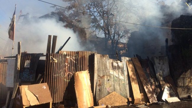 Incendio en Recoleta dejó al menos 10 personas damnificadas