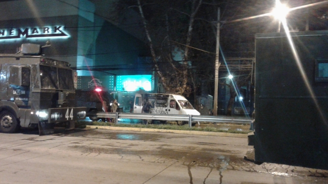 Encapuchados incendiaron vehículo en Ñuñoa