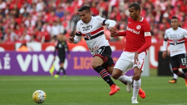 Eugenio Mena hizo un autogol y selló el empate de Sao Paulo ante Inter de Porto Alegre